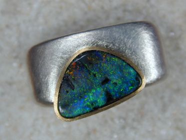 [Ring mit Opal]